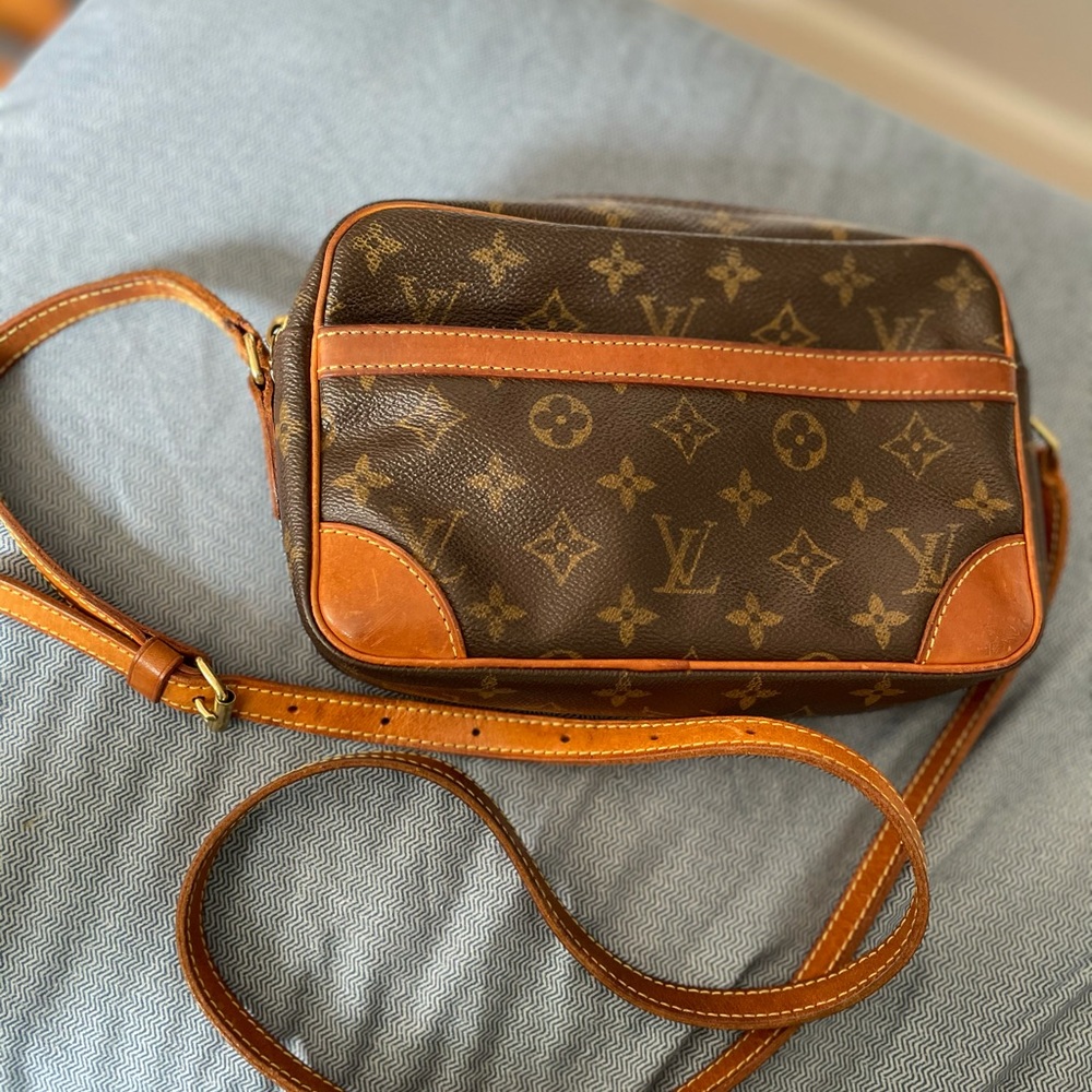 Loved Louis Vuitton vintage crossbody bag.